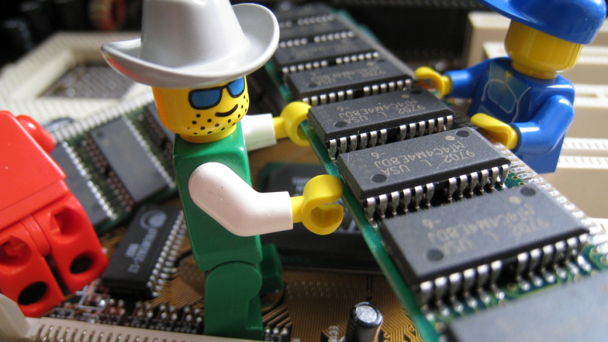 Drupal 7 Installation Requirements & Hosting Options Tutorial lego men installing ram